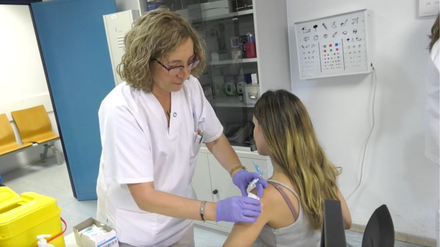 Enfermera vacunando